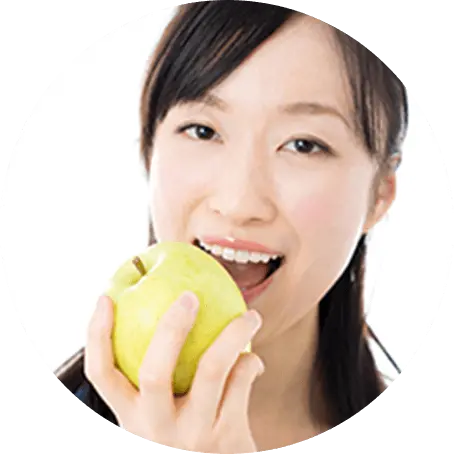 リンゴをまるかじりしようとしている女性の画像