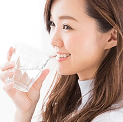 水を飲んでいる女性の画像